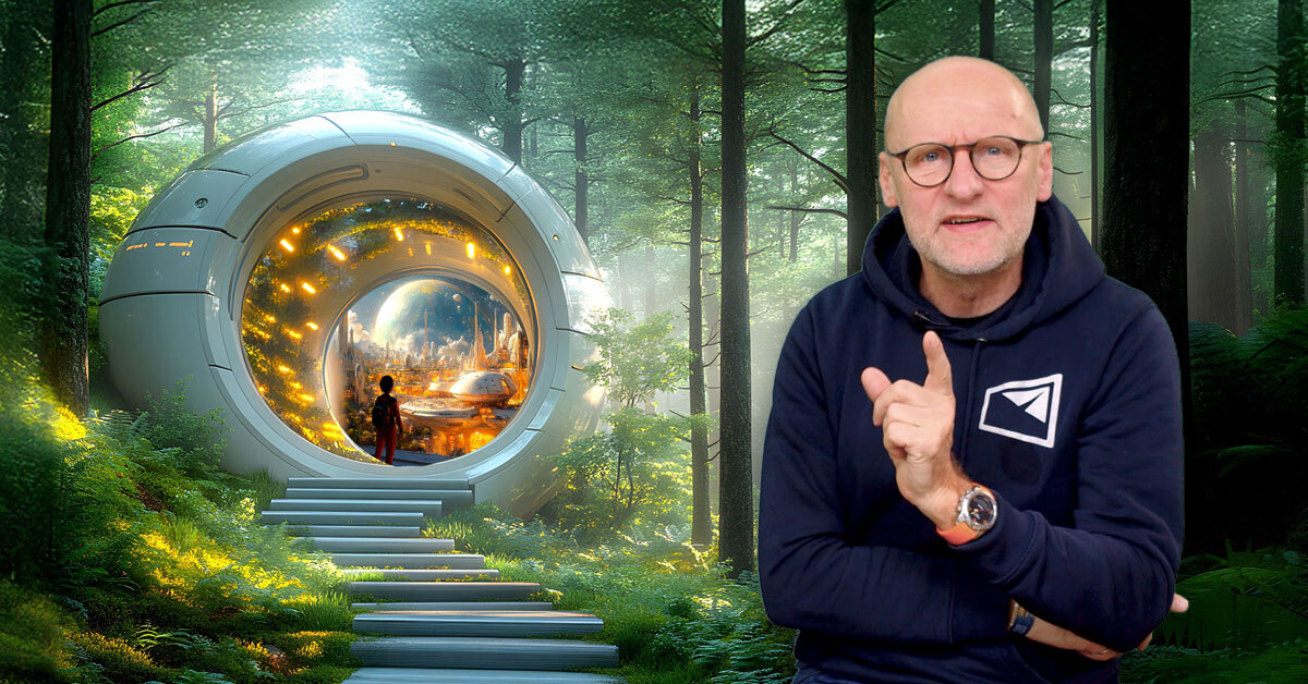 Moderator steht im Wald vor einer futuristischen Hütte.
